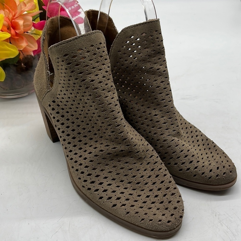 Lucky Brand Podota Tan Suede Cut Out Ankle Bootie Sz 7 MCA1839A